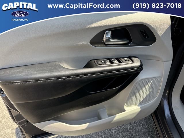 Used 2023 Chrysler Pacifica Touring-L FWD image 19
