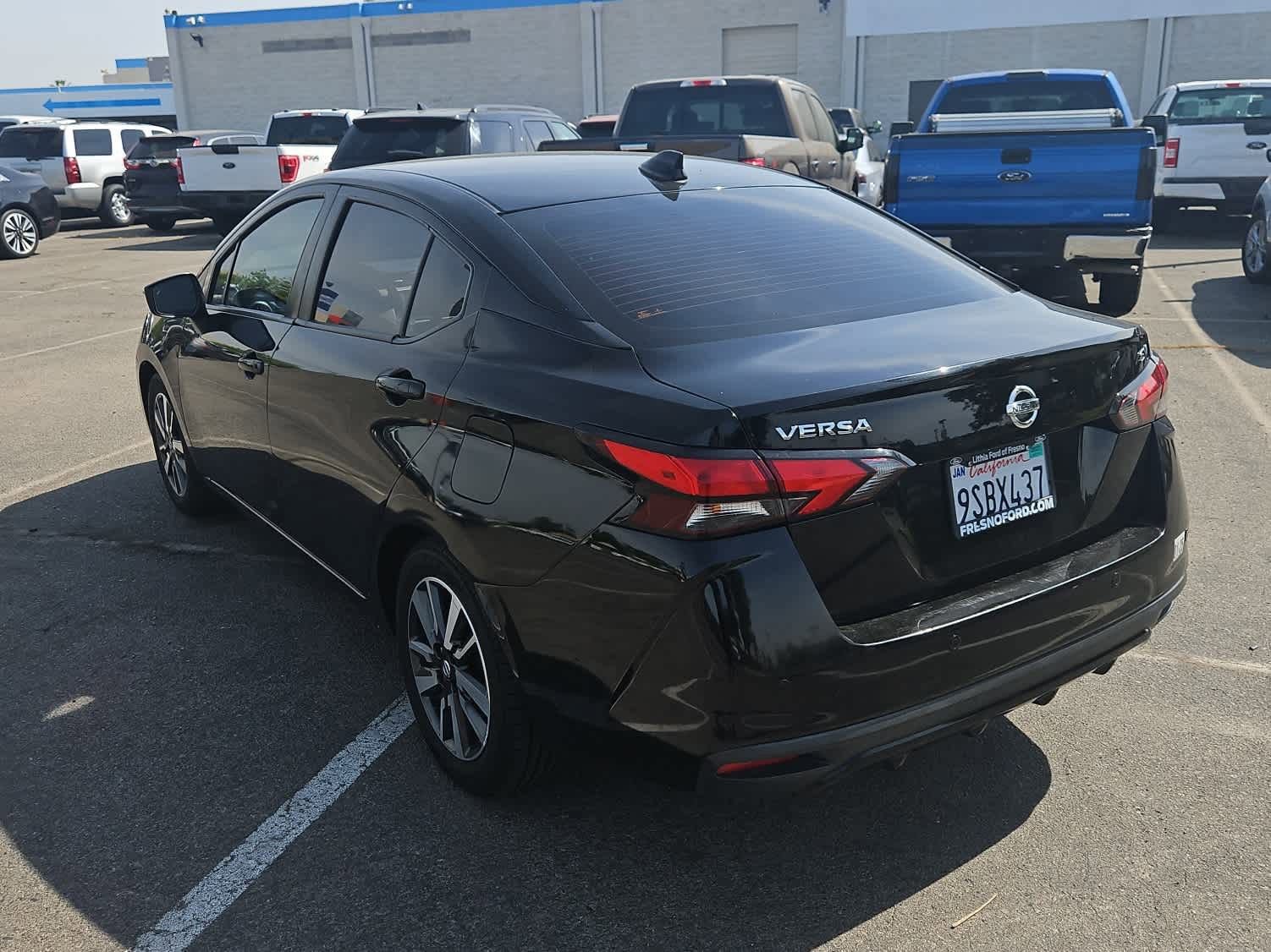 Used 2021 Nissan Versa SV image 3
