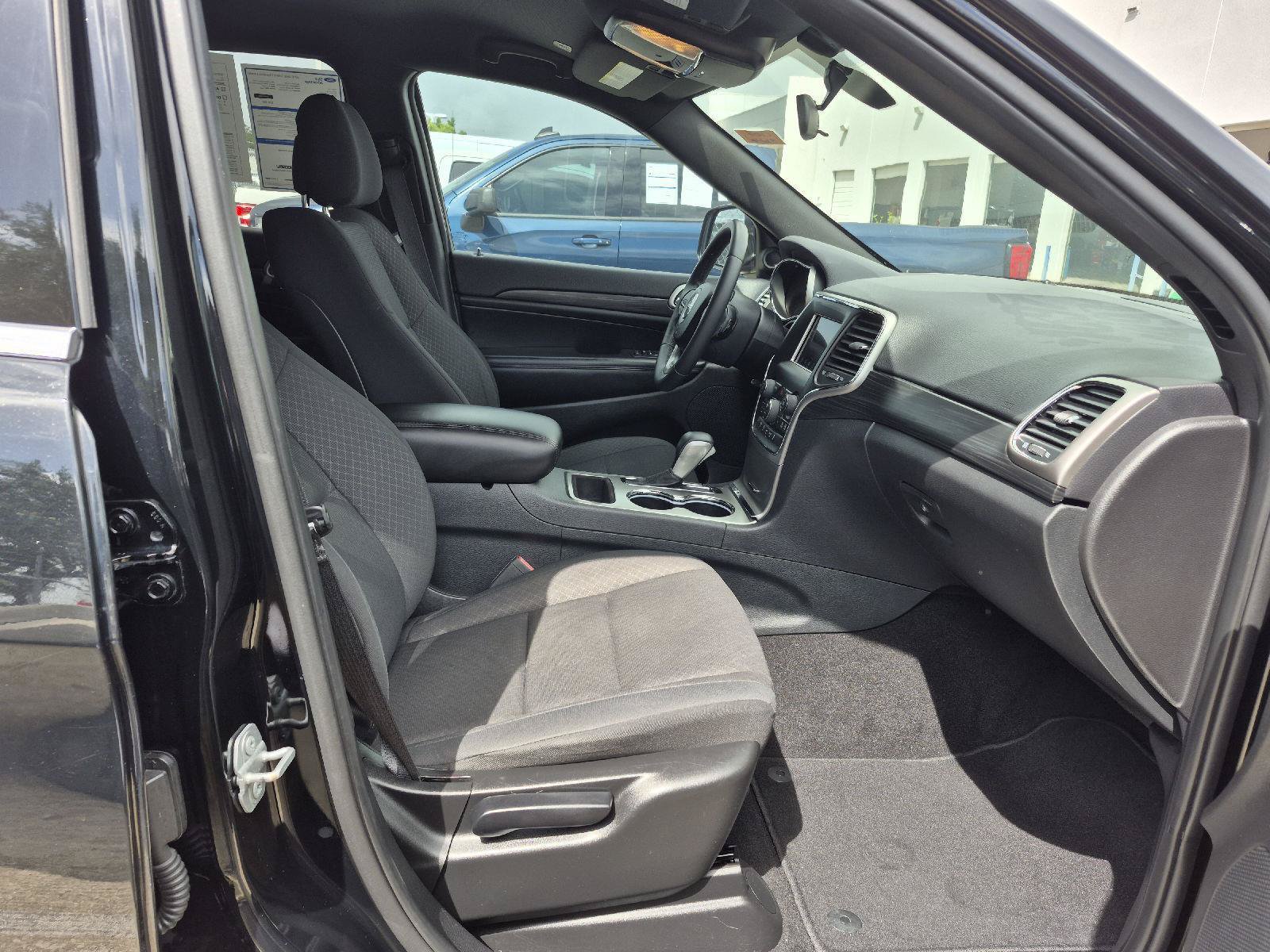 Used 2019 Jeep Grand Cherokee Laredo AWD/4WD image 9