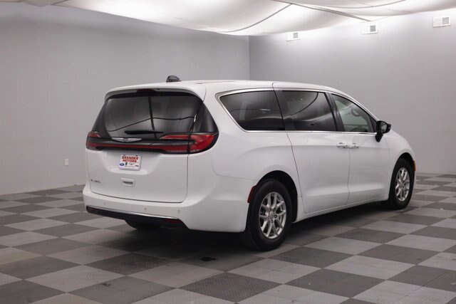 Used 2025 Chrysler Pacifica Select FWD image 12