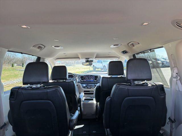 Used 2023 Chrysler Pacifica Touring-L image 15