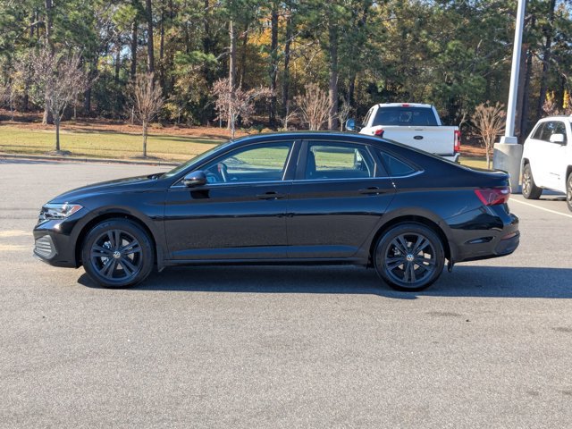 Used 2023 Volkswagen Jetta SE image 2