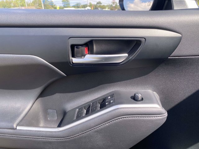 Used 2023 Toyota Highlander XLE FWD image 18