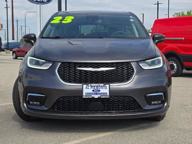 Used 2023 Chrysler Pacifica Touring-L FWD image 4