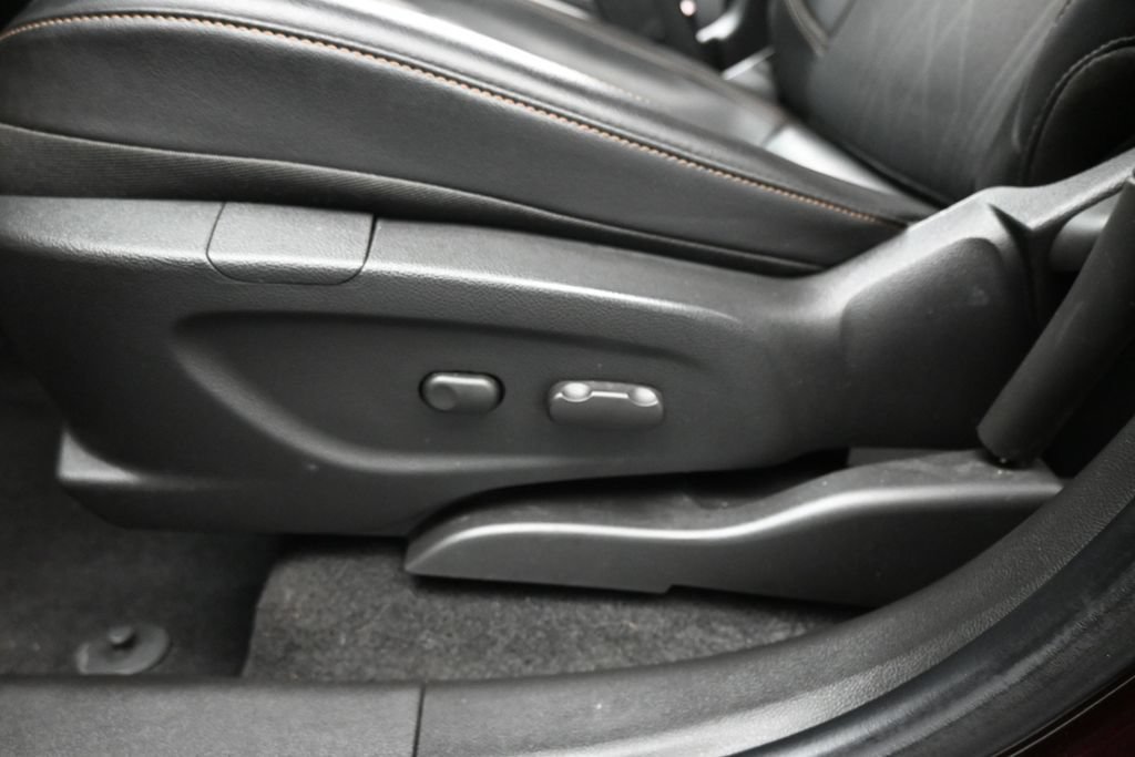 Used 2020 Chevrolet Trax LT w/ LT Convenience Package FWD image 11
