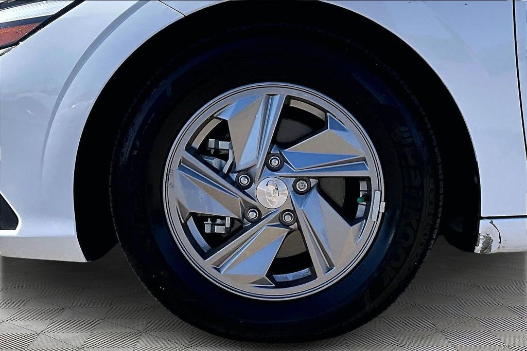 Used 2024 Hyundai Elantra SE image 11