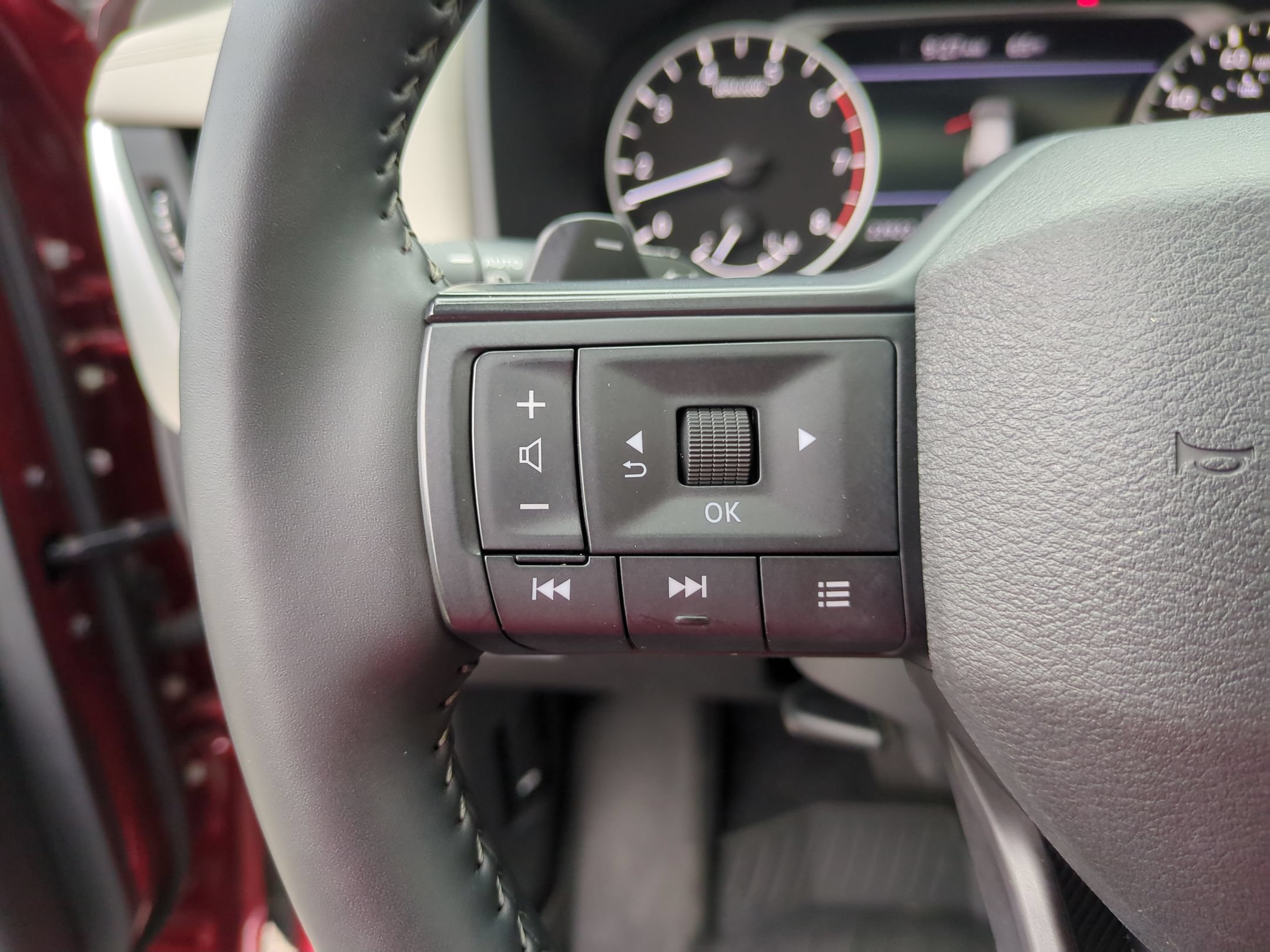 Used 2025 Nissan Rogue SV w/ SV Premium Package FWD image 19