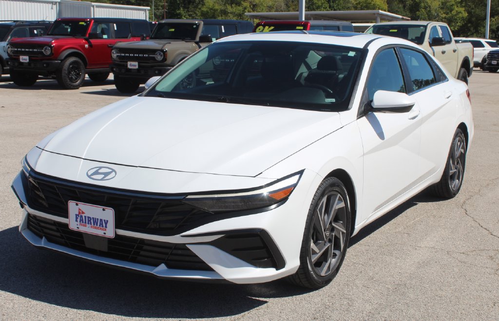 Used 2025 Hyundai Elantra SEL FWD image 2