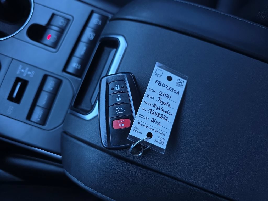 Used 2021 Toyota Highlander XLE AWD/4WD image 38