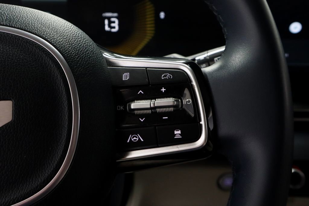 Used 2025 Kia Carnival EX image 32