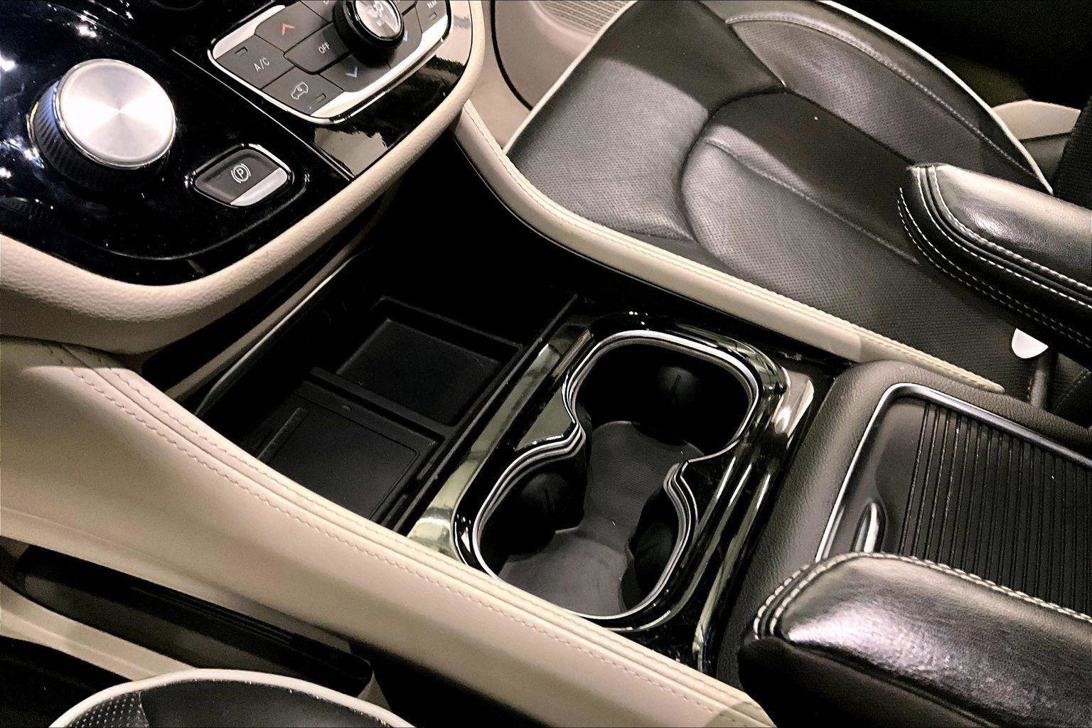 Used 2022 Chrysler Pacifica Limited image 16