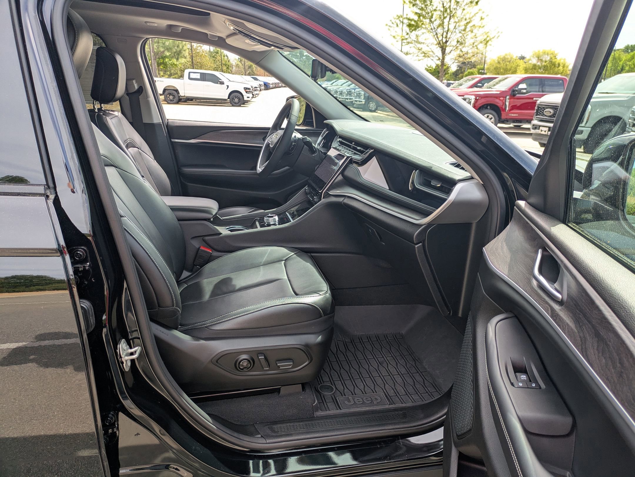 Used 2023 Jeep Grand Cherokee Limited w/ Luxury Tech Group II AWD/4WD image 40