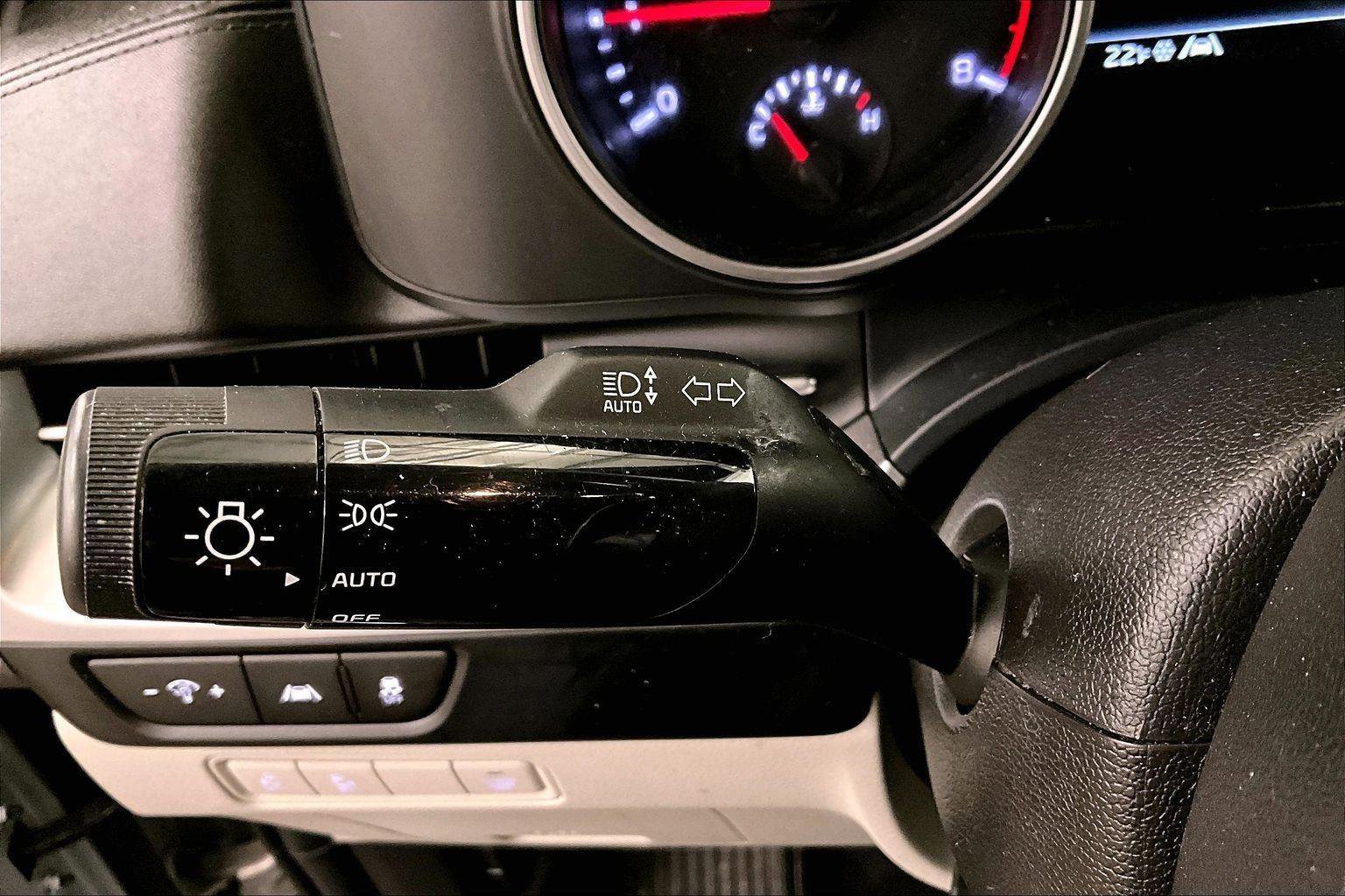 Used 2022 Kia Carnival LX image 31