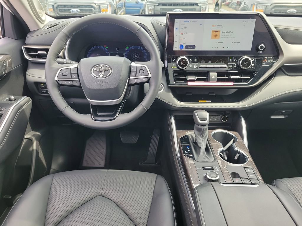 Used 2024 Toyota Highlander Limited AWD/4WD image 12