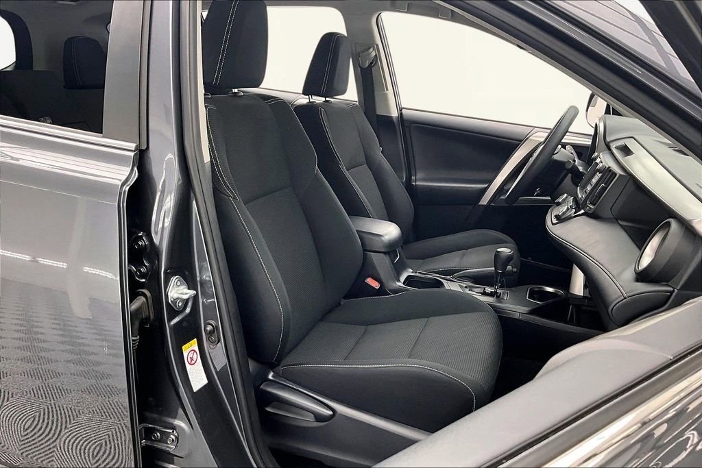 Used 2018 Toyota RAV4 LE image 7