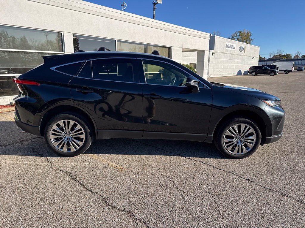 Used 2022 Toyota Venza XLE AWD/4WD image 2