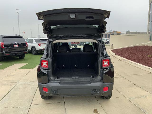 Used 2018 Jeep Renegade Latitude w/ Cold Weather Group AWD/4WD image 14
