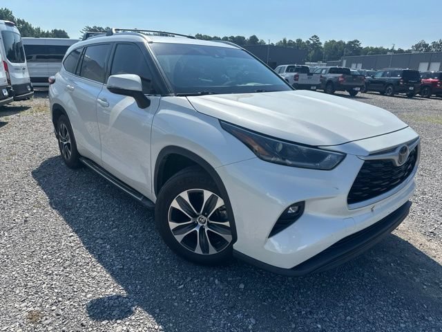 Used 2021 Toyota Highlander XLE FWD image 2