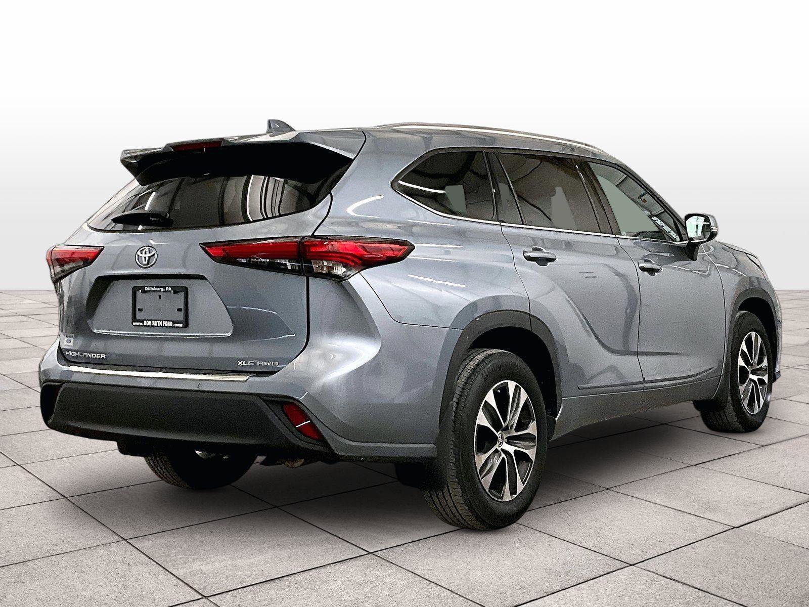 Used 2020 Toyota Highlander XLE AWD/4WD image 11
