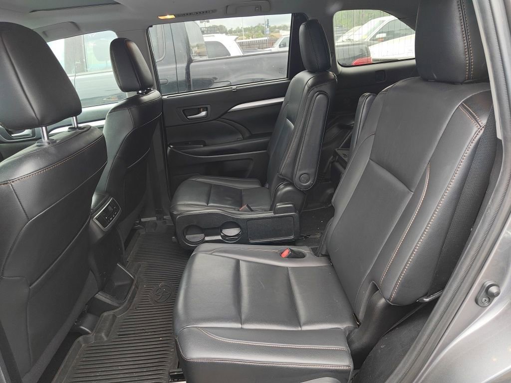 Used 2019 Toyota Highlander XLE FWD image 19