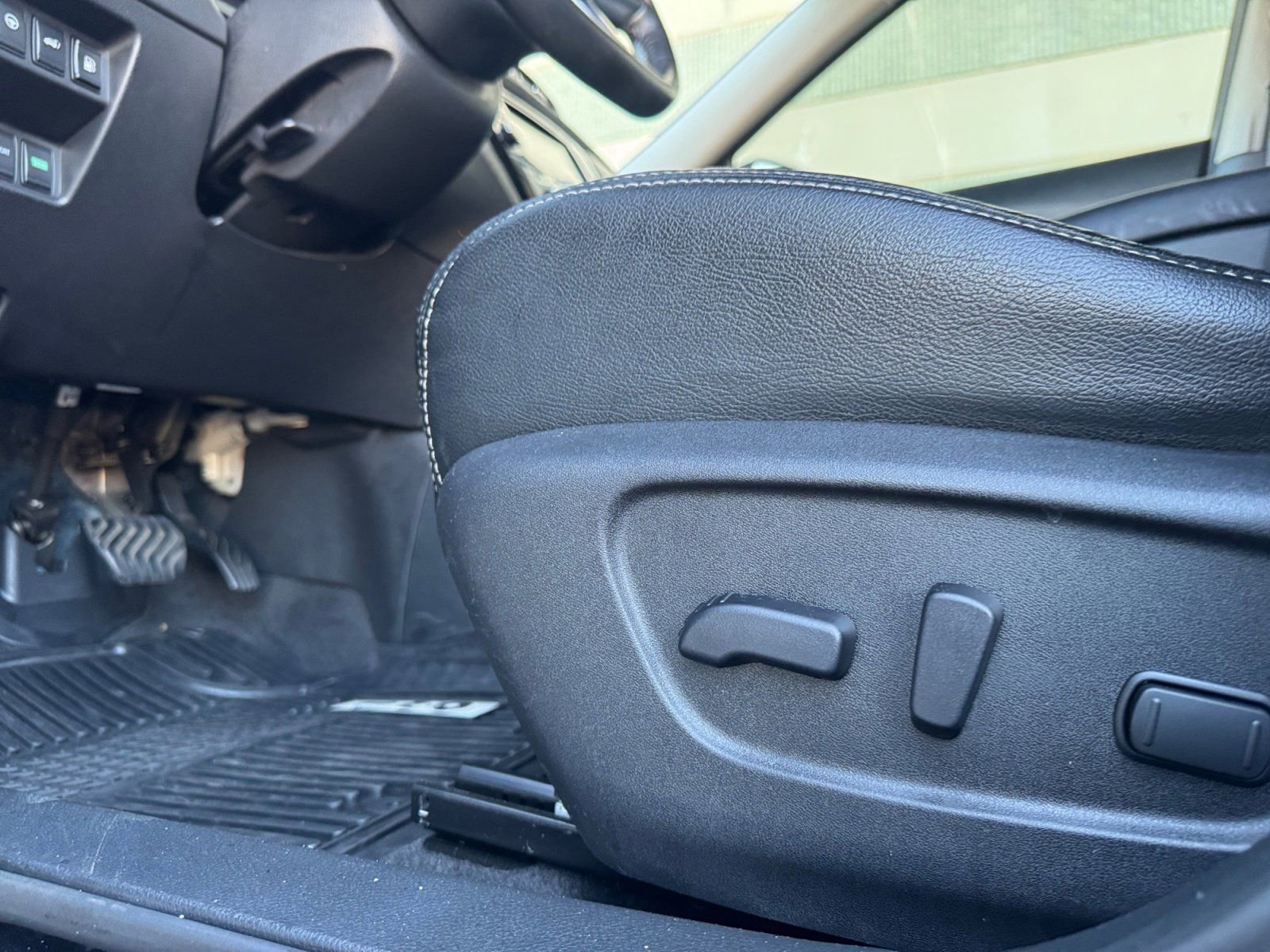 Used 2019 Nissan Rogue SV w/ Premium Package image 18