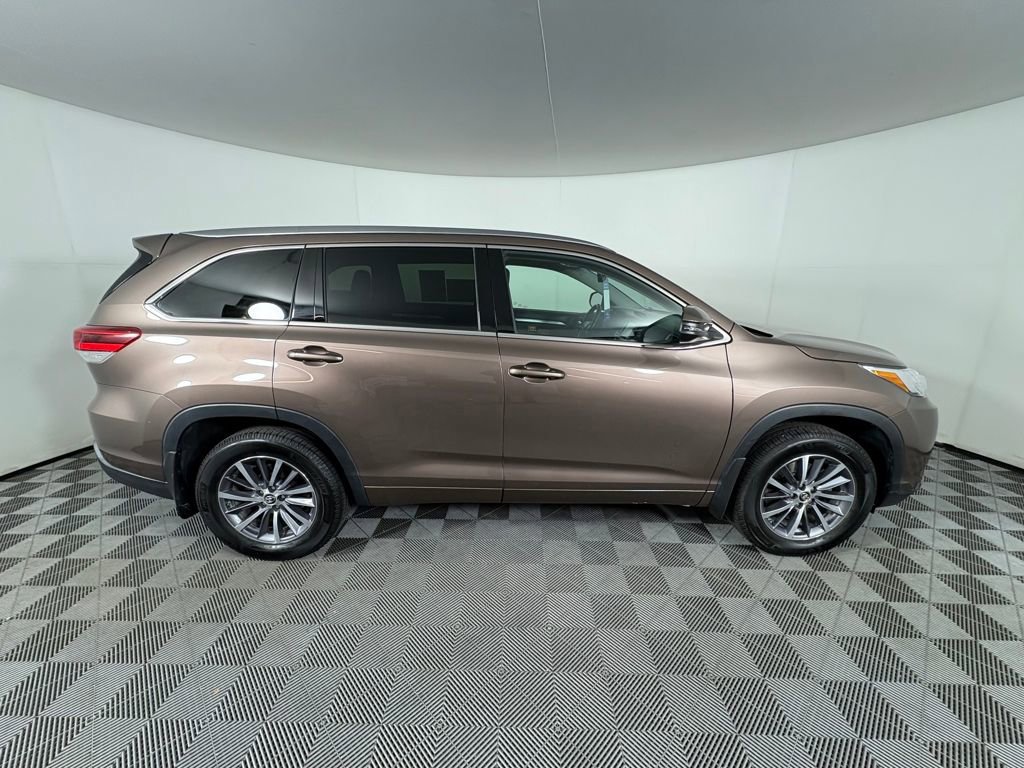 Used 2017 Toyota Highlander XLE image 6
