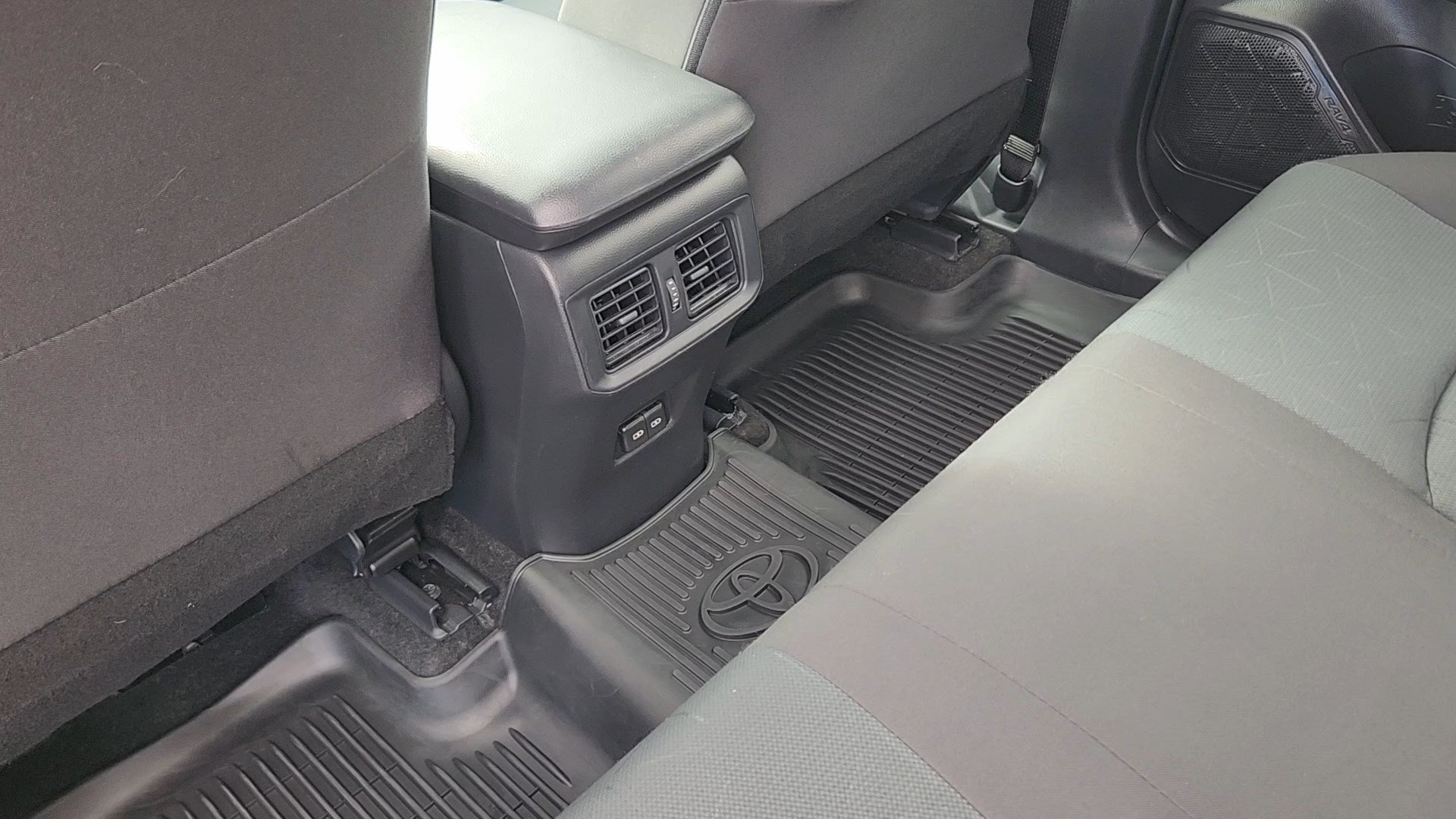Used 2024 Toyota RAV4 XLE AWD/4WD image 17