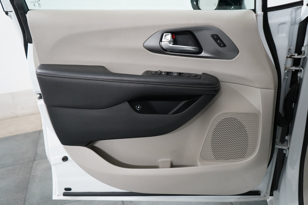 Used 2024 Chrysler Pacifica Limited FWD image 30