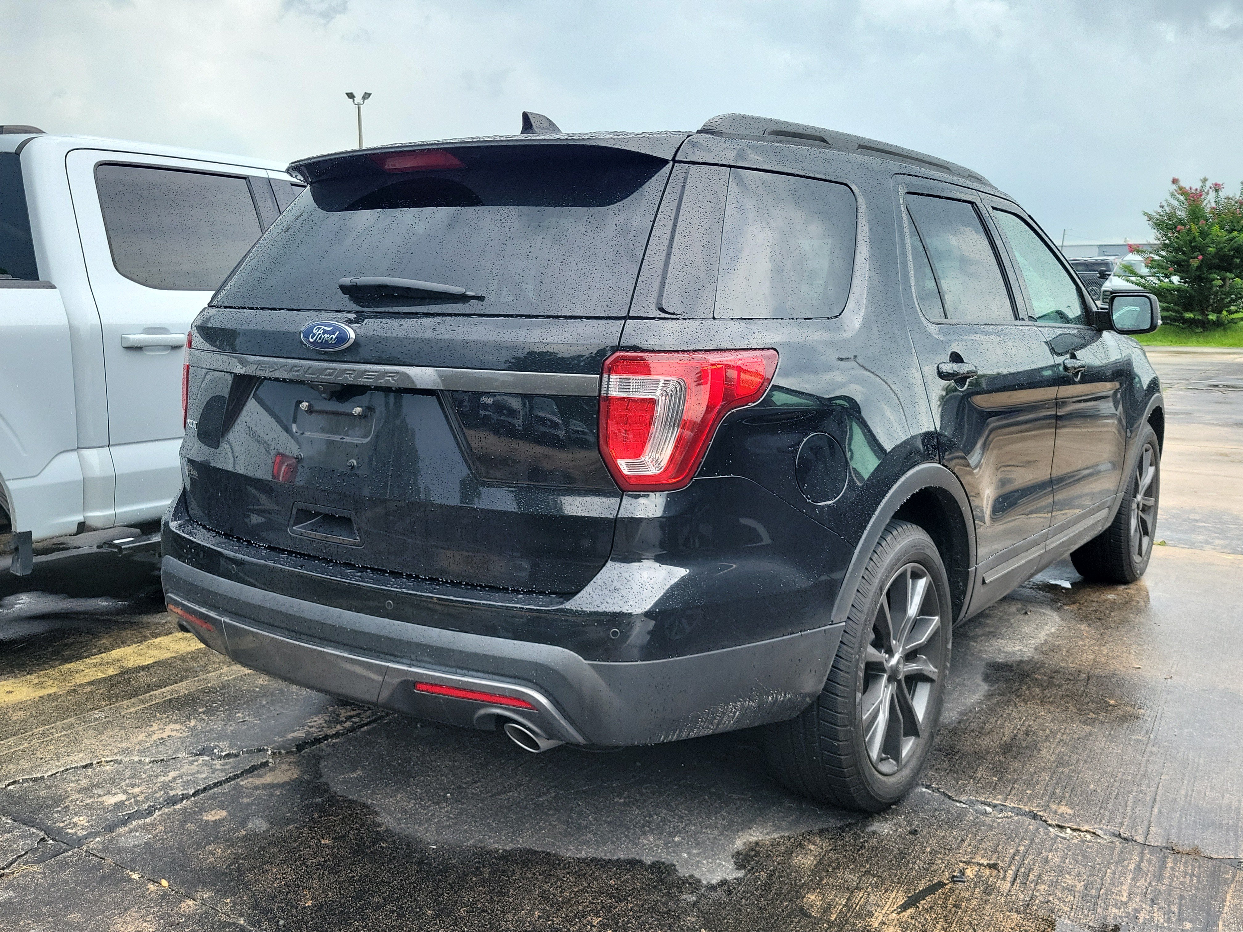 Certified 2017 Ford Explorer XLT w/ Equipment Group 202A FWD image 4