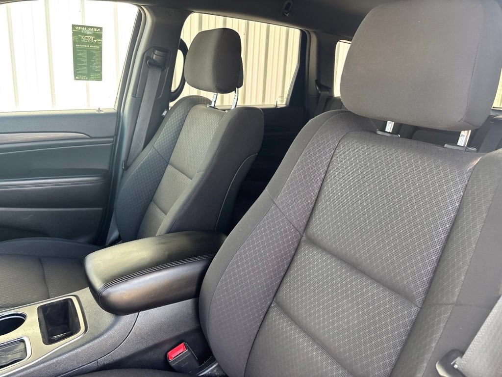 Used 2019 Jeep Grand Cherokee Laredo w/ 18" Wheel & 8.4" Radio Group AWD/4WD image 21