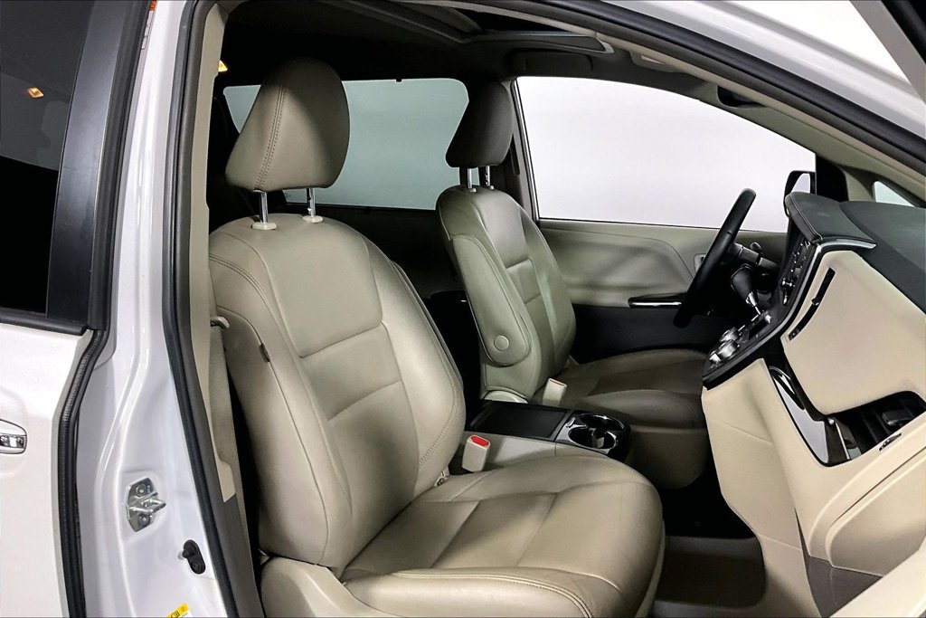 Used 2019 Toyota Sienna XLE w/ XLE Navigation Package FWD image 7
