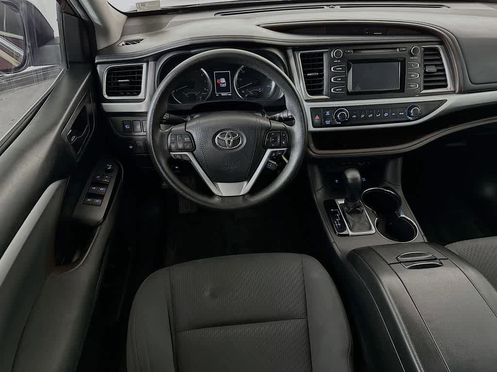 Used 2018 Toyota Highlander LE w/ Carpet Mat Package (TMS) AWD/4WD image 10