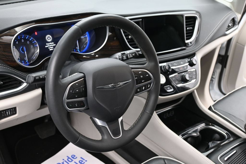 Used 2023 Chrysler Pacifica Limited FWD image 13