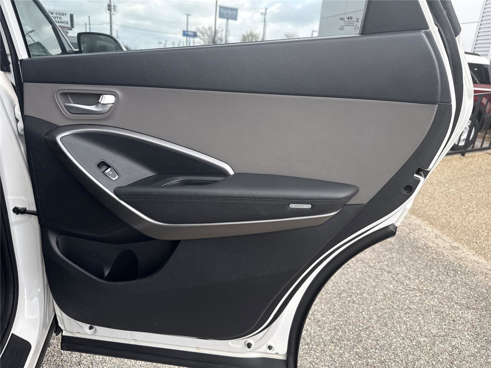 Used 2017 Hyundai Santa Fe SE image 2