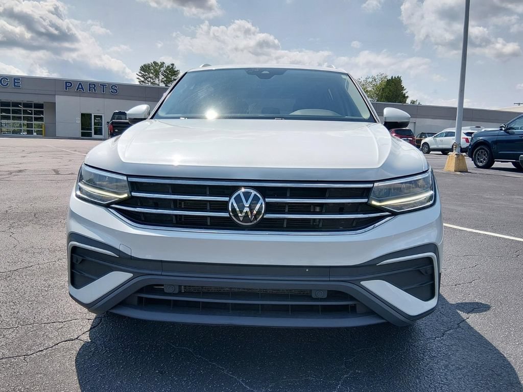 Used 2023 Volkswagen Tiguan SE w/ Panoramic Sunroof Package FWD image 9