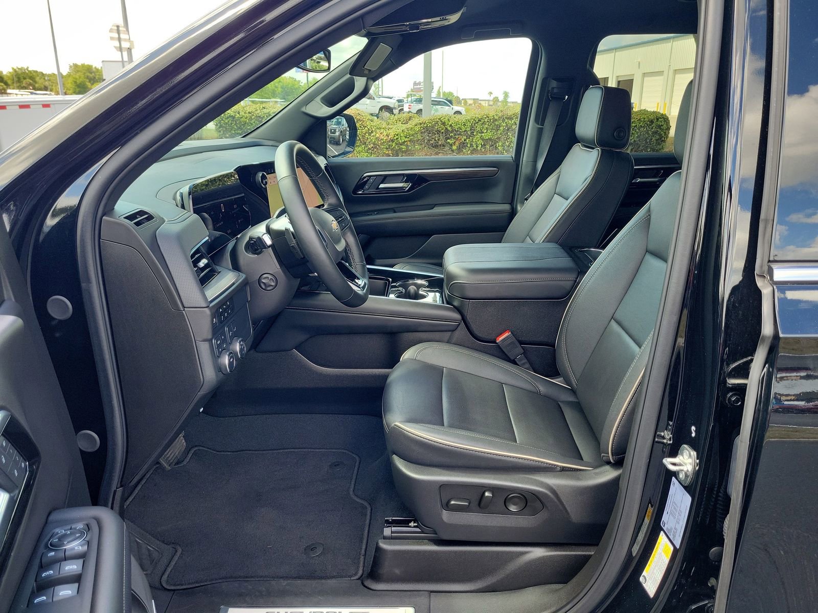 Used 2025 Chevrolet Suburban Premier AWD/4WD image 18