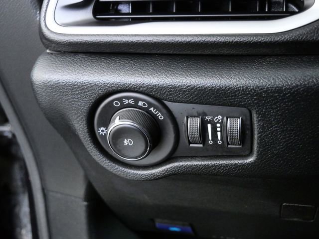 Used 2025 Chrysler Pacifica Select image 23