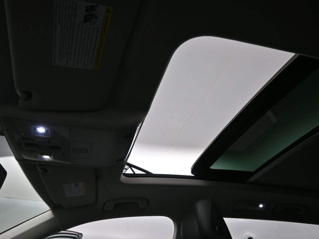 Used 2019 Volkswagen Tiguan SE w/ Panoramic Sunroof Package FWD image 16