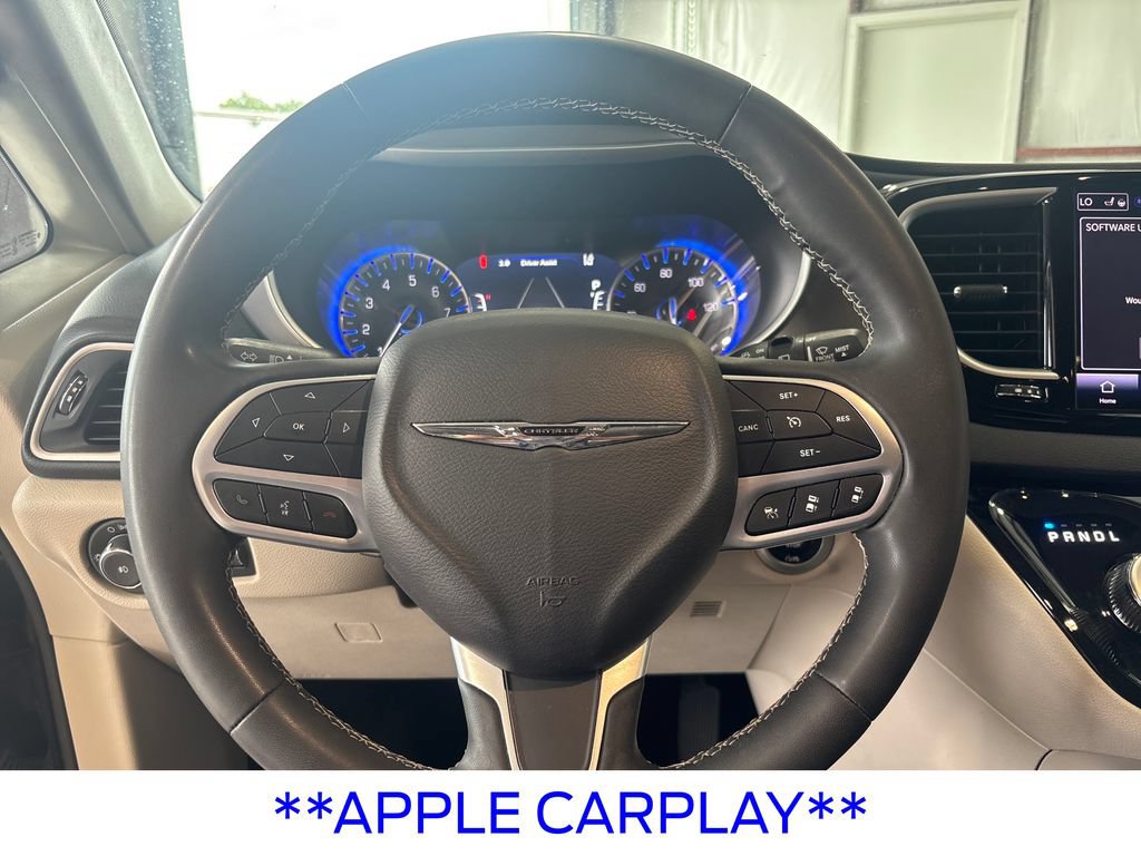 Used 2023 Chrysler Pacifica Touring-L FWD image 13