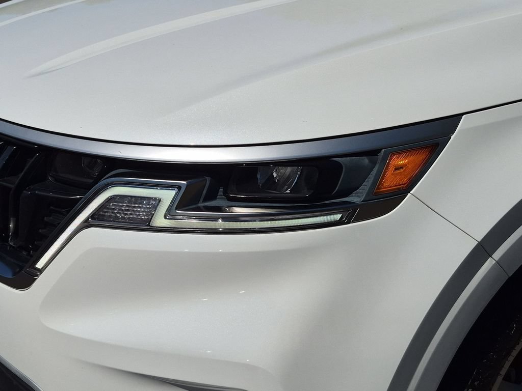 Used 2024 Kia Carnival LX FWD image 3