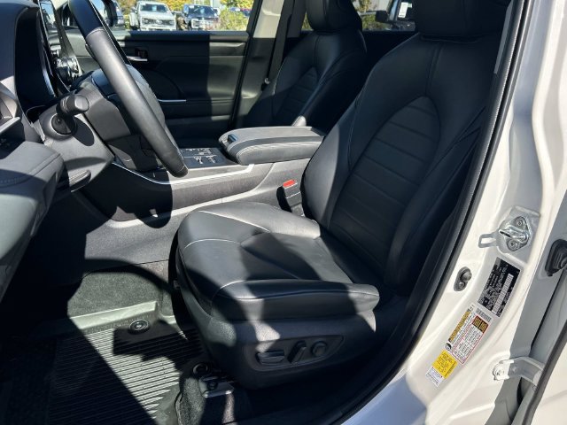 Used 2023 Toyota Highlander XLE AWD/4WD image 36