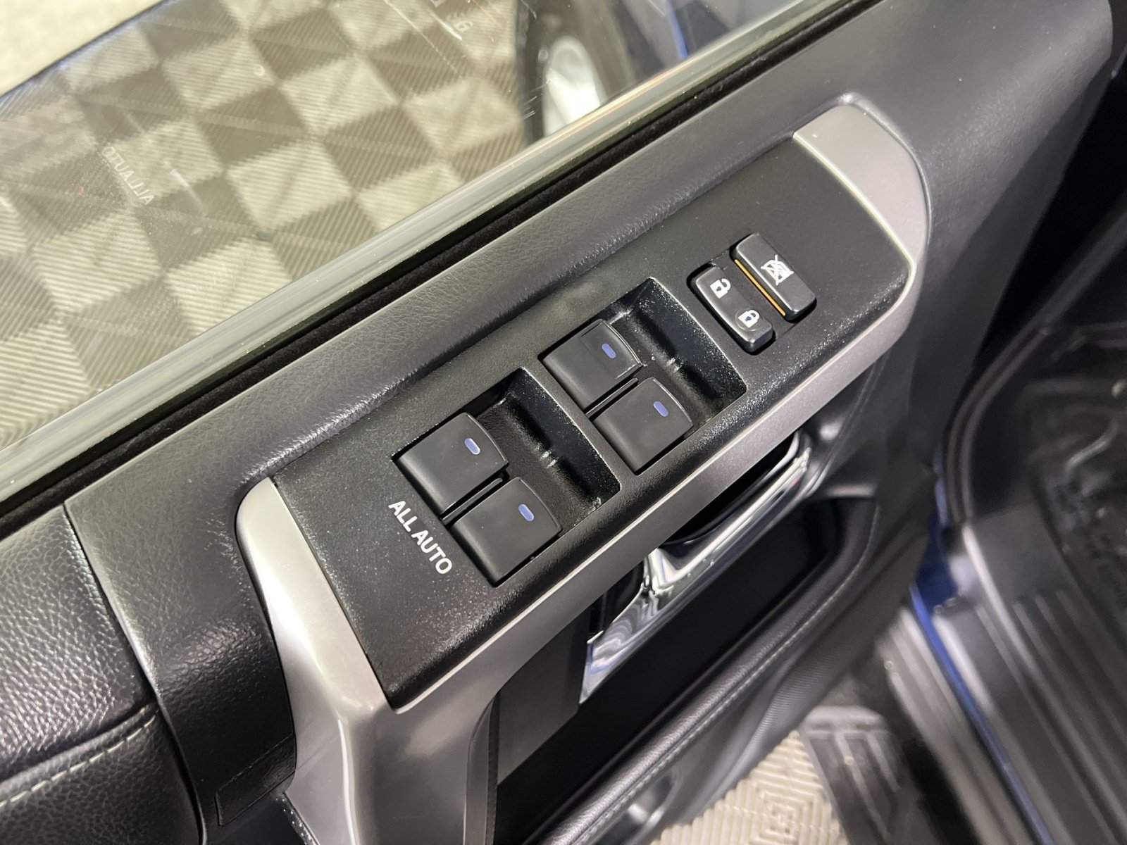 Used 2020 Toyota 4Runner SR5 Premium w/ Moonroof Package AWD/4WD image 13
