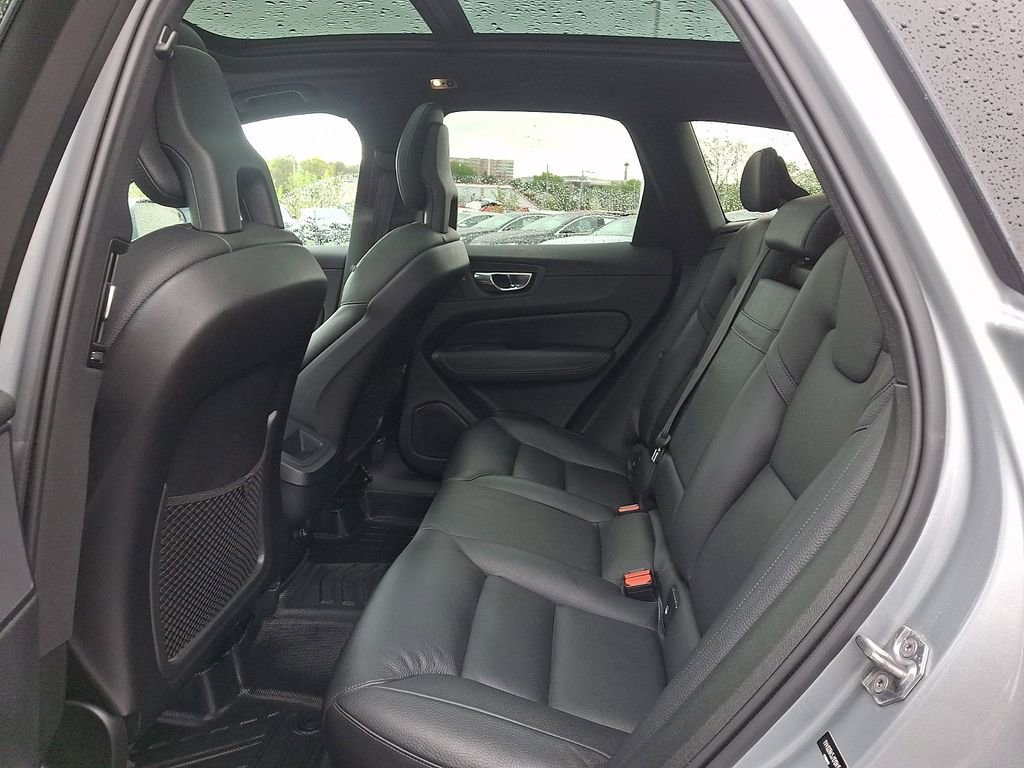 Used 2018 Volvo XC60 T5 Momentum w/ Vision Package AWD/4WD image 10