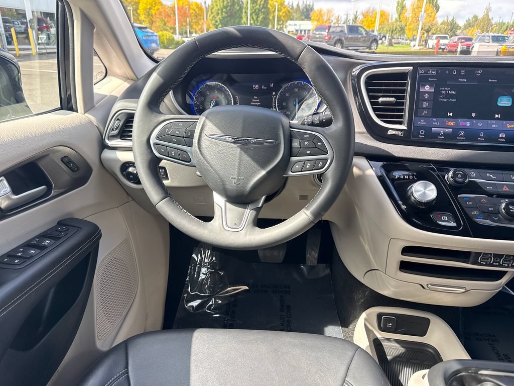 Used 2024 Chrysler Pacifica Touring-L FWD image 8