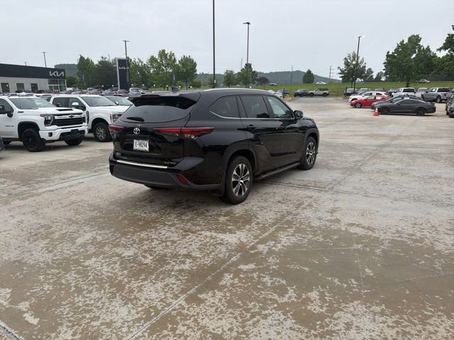 Used 2024 Toyota Highlander XLE AWD/4WD image 9