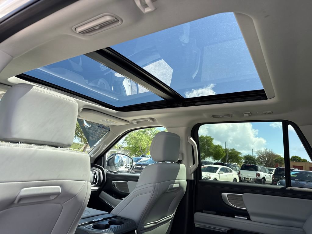 Certified 2025 Ford Expedition Max Platinum image 9