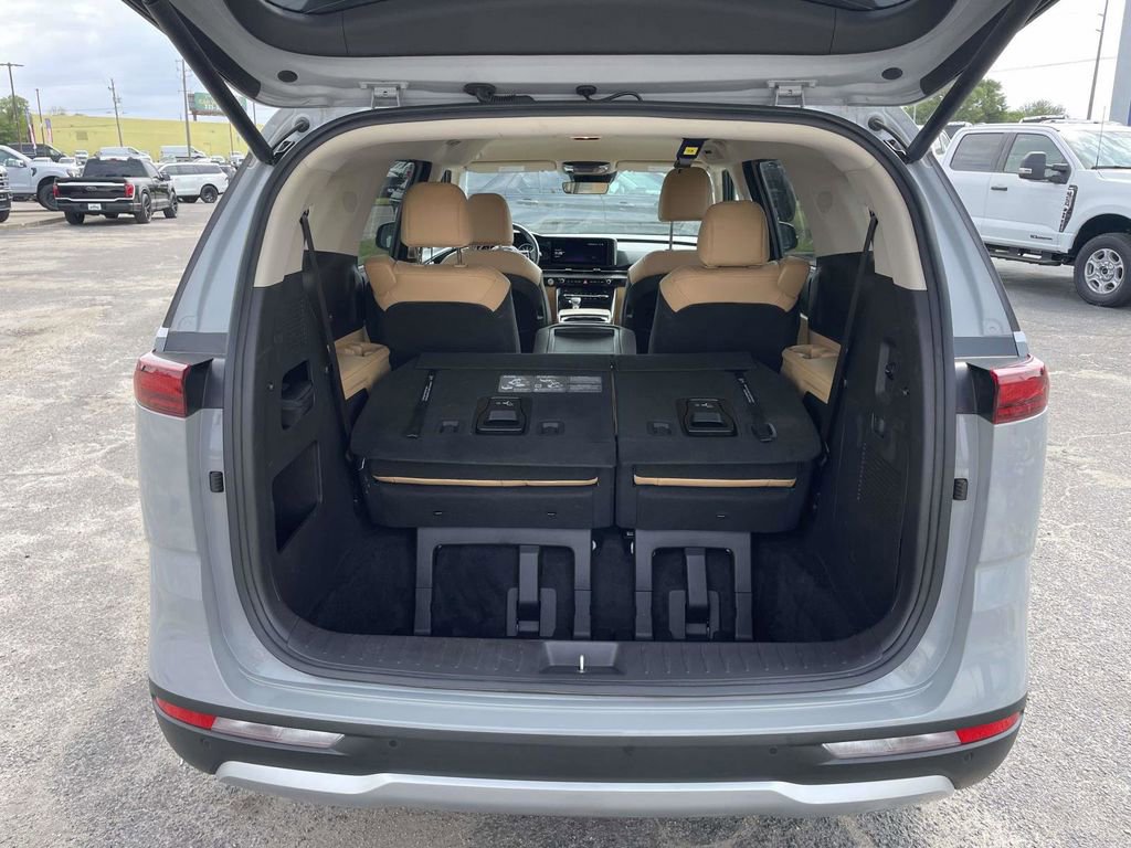 Used 2024 Kia Carnival EX image 10