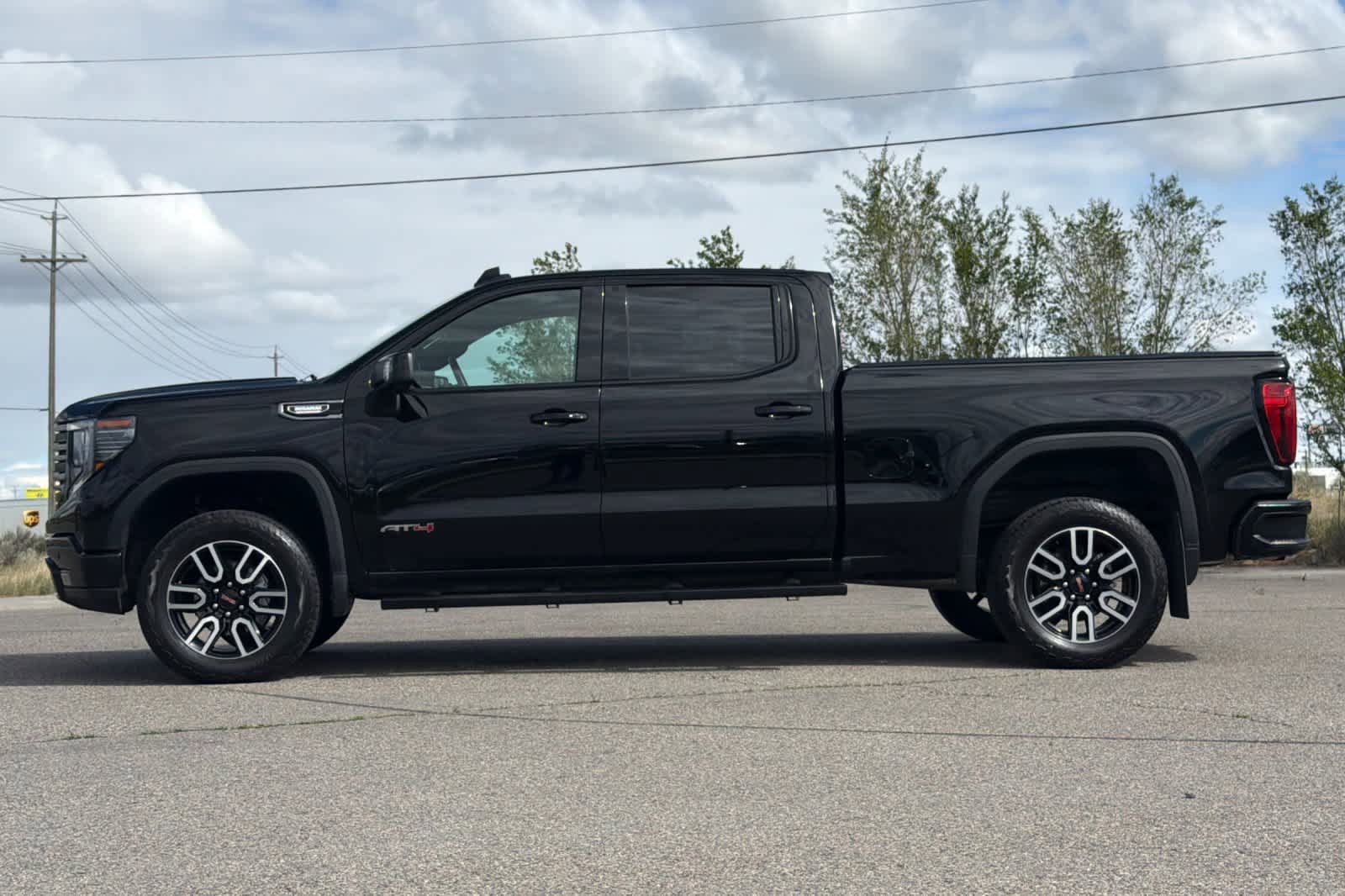 Used 2025 GMC Sierra 1500 AT4 w/ Technology Package AWD/4WD image 5