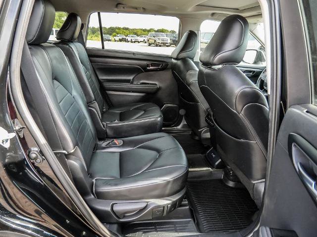 Used 2021 Toyota Highlander XLE AWD/4WD image 22