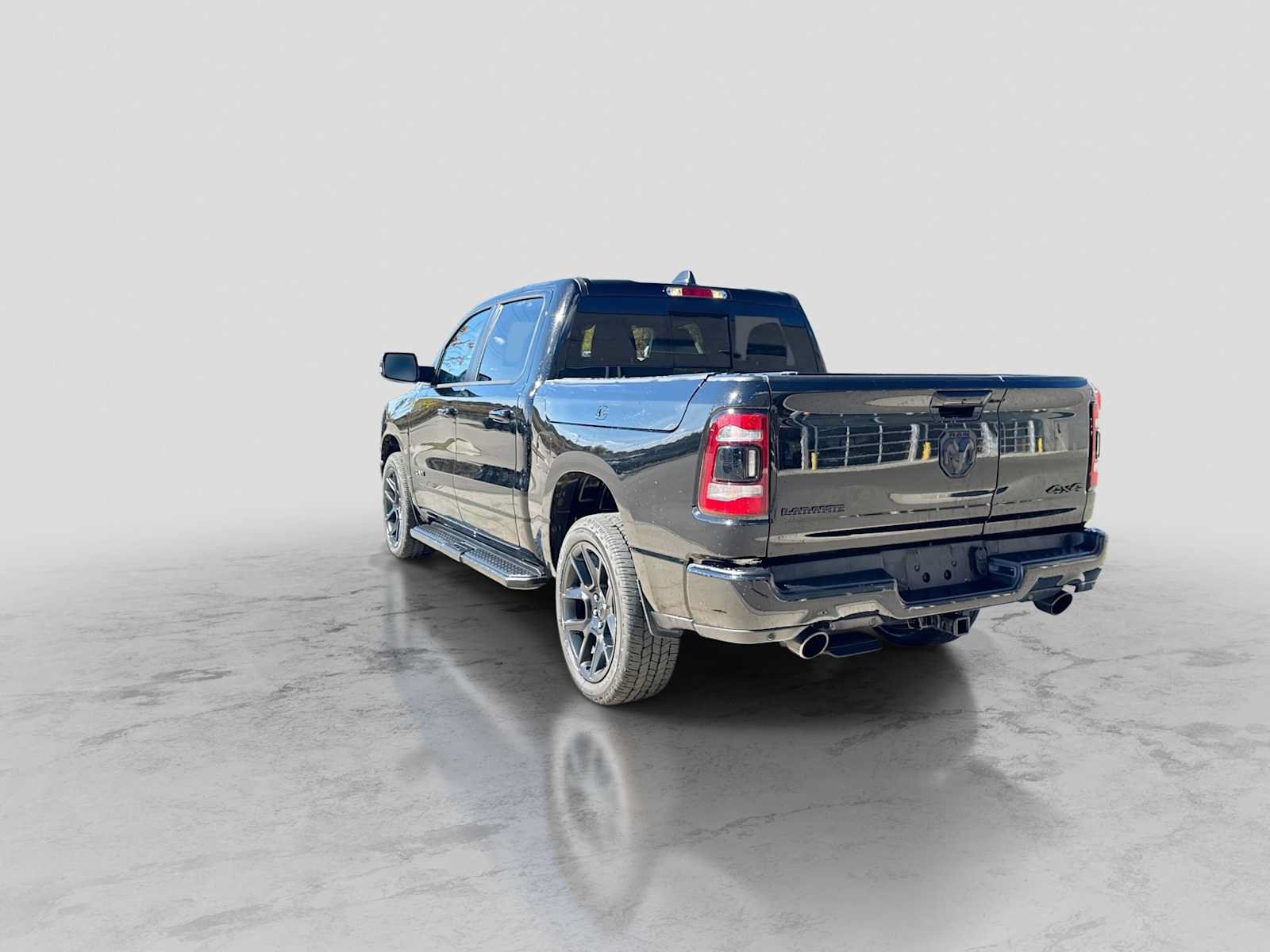 Used 2024 RAM 1500 Laramie AWD/4WD image 4